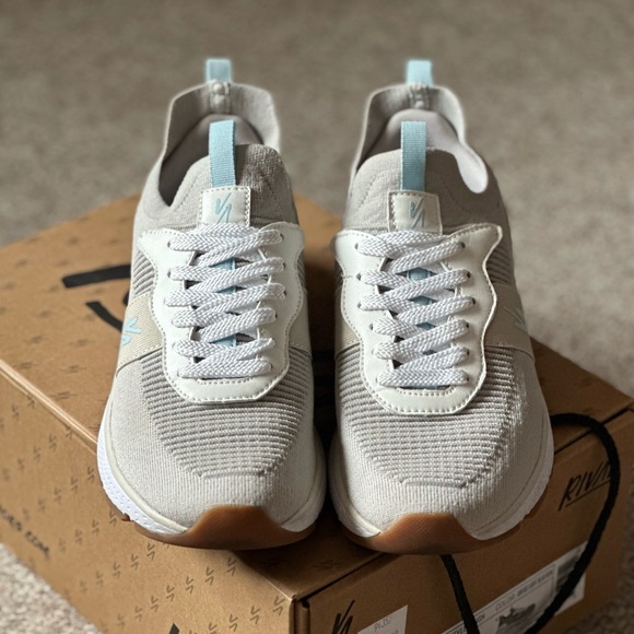 Rival tennis shoe (women’s) - Picture 2 of 4